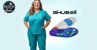 Primer pla d'unes plantilles Akusoli col·locades dins d'una sabata de seguretat en un passadís de Leroy Merlín, il·lustrant la meva plantilles Akusoli experiència en mostrar com fer servir plantilles Akusoli per a plantilles massatge peus Leroy Merlín, destacant els acupressió plantar beneficis i l'alleujament dolor esquena cervicals que aporten després d'una llarga jornada. acupressió plantar beneficis